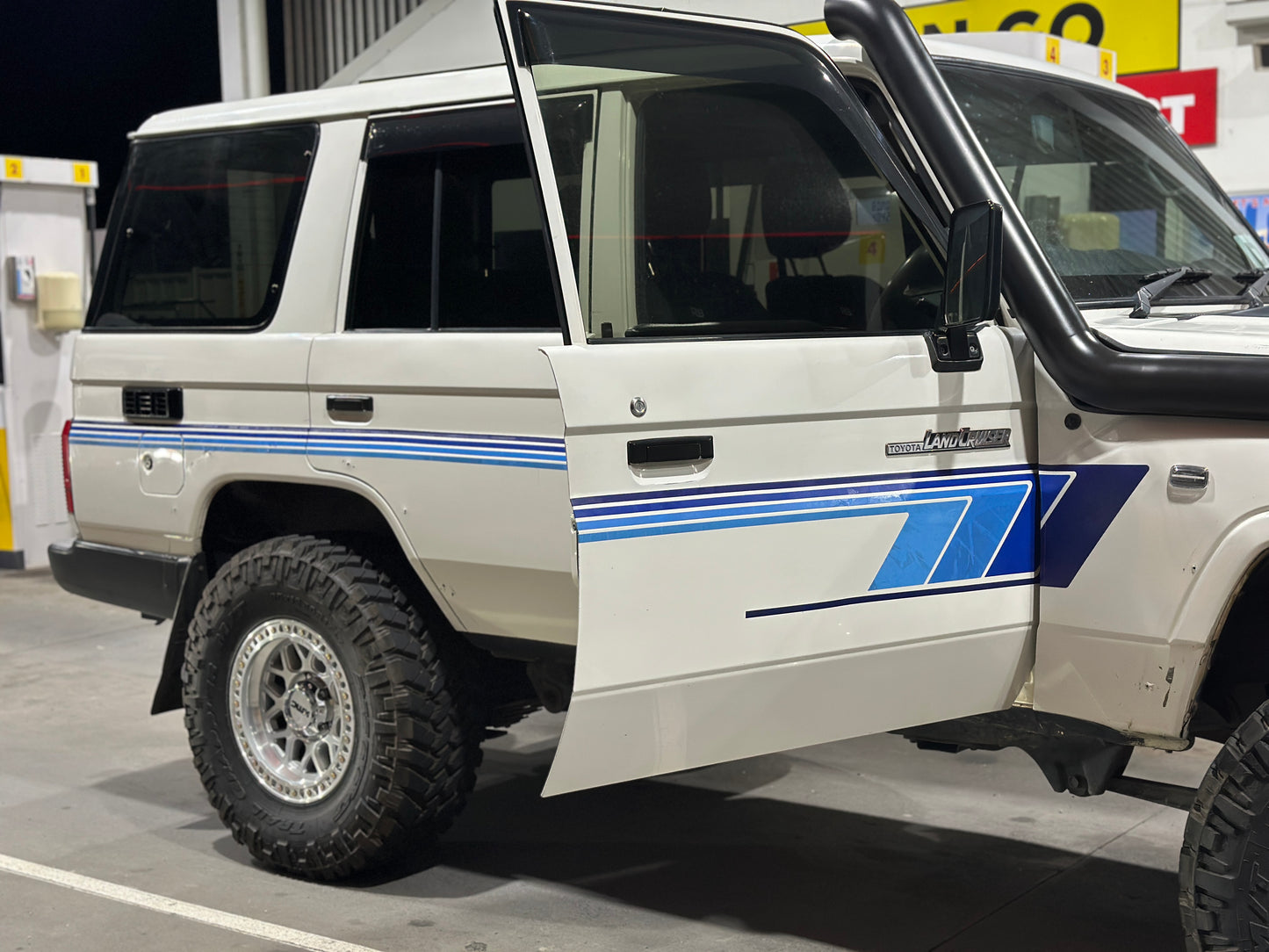 76 Series Swoop Side Stripes