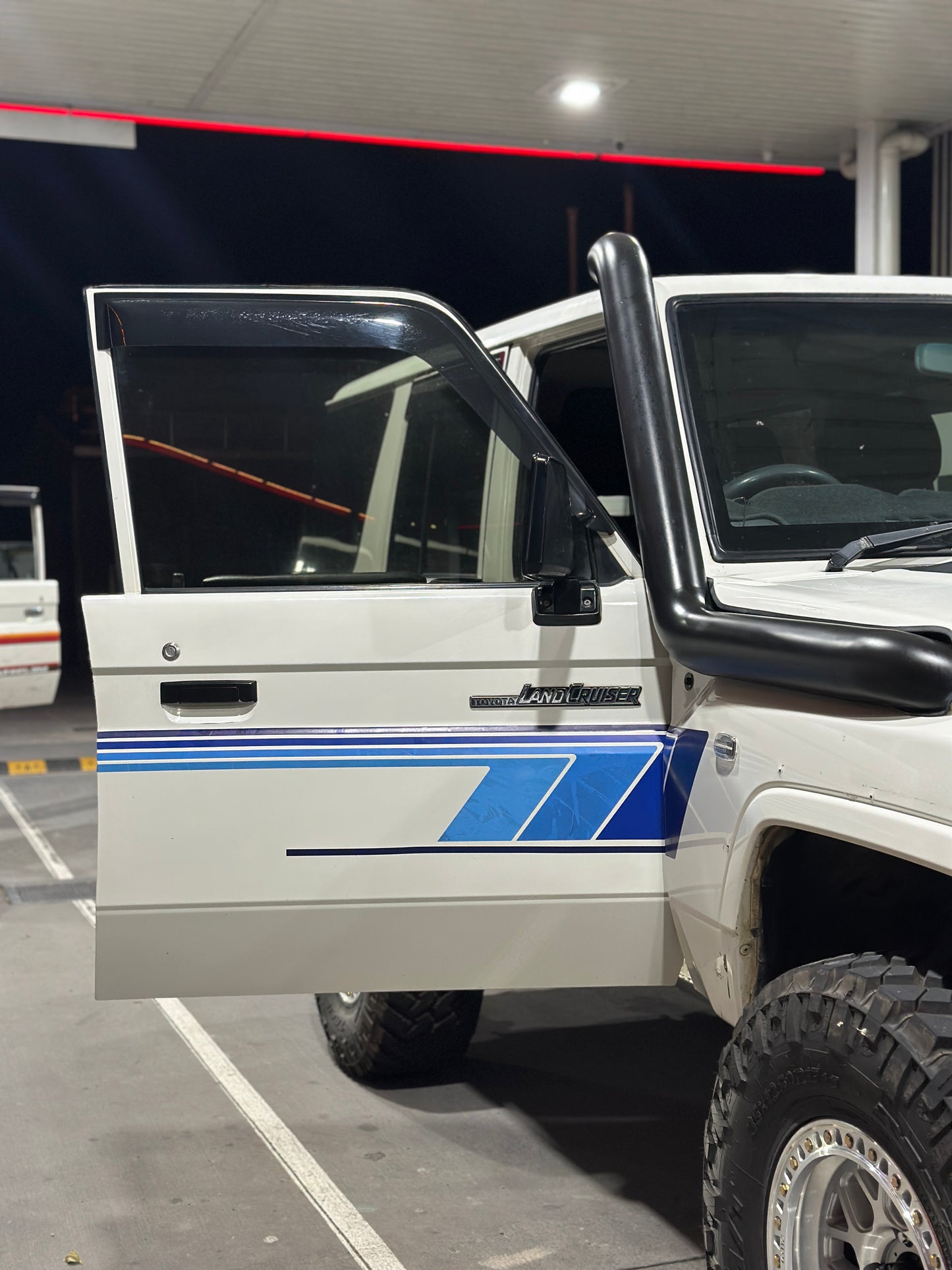 76 Series Swoop Side Stripes